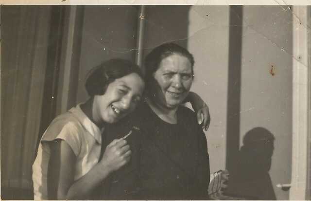 Hendrika Pouw als tiener met moeder Adriana Barendse-Spiero.jpg