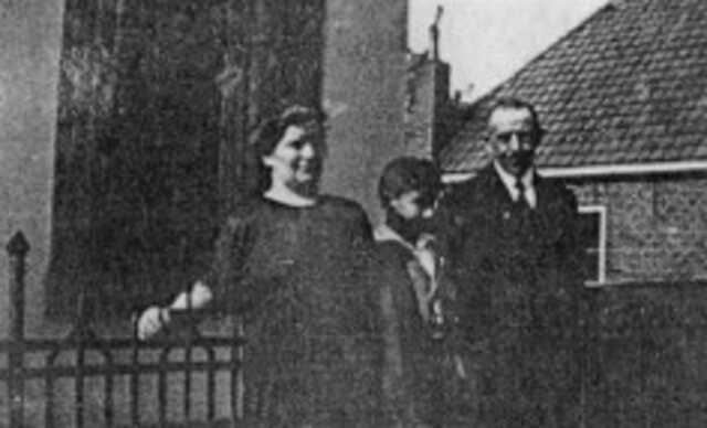 Samuel de Vries, Betje de Vries van der Hal en Abraham de Vries hun zoon.jpg