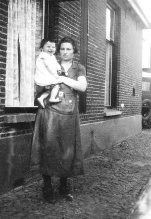 Betje Gazan-Berg with her little daughter Helena Dora Eva Gazan