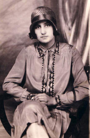 Julia Sanders (1912).jpg