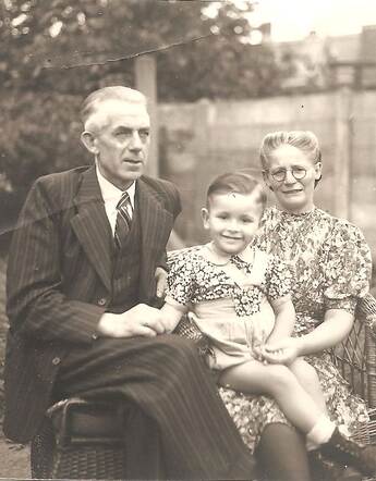 Pieter en Jeanne van Houwelingen met Peter 1945.jpg