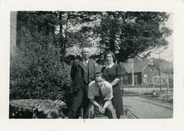 17 mei 42 fam van Dam Samuel Bartha en zoon Benno.jpg