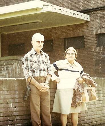 Ida Klausner-Landau en Max Klausner voor de synagoge van Mozieck Landau , Jacob Obrechtstraat Amsterdam 1979.jpg