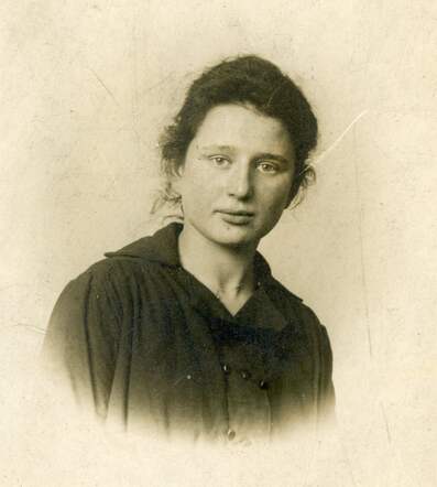 Johanna Oudgenoeg  8-6-1898 Leek foto uit 1917.jpg