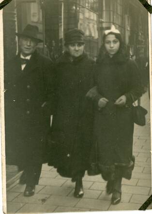 Levie van Coevorden en Keetje Vissel en dochter 1932 1933.jpg