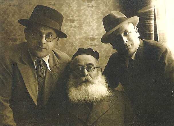Mosiek Landaus's  vader Menachem Mendel Landau met de twee jongere broers van Mosiek, Philip en Abram Landau. Amsterdam 1936.jpg