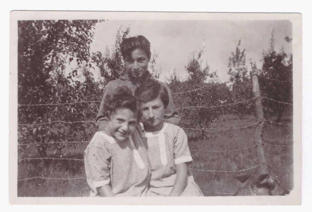 Een foto van ver voor de oorlog. Lea Akker staat rechts op de foto, naast haar zusje Martha; achter haar broer Abraham (Bram).