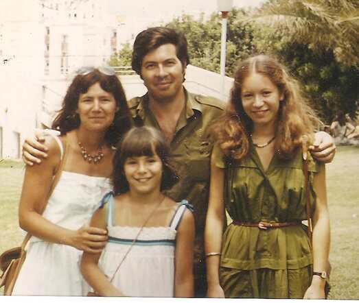 Tali Landau met Yvonne, Anuschka en Sarah Israel 1975.jpg