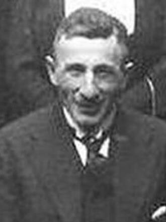 Levie Meijer. Uitsnede uit een familie groepsfoto uit eind jaren 1930. (vader van Betty Meijer-Meijer. Hij zit middenvoor met sigaar).