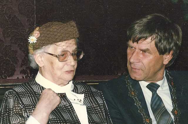 Jeanne van Houwelingen bij de uitreiking van de Yad Vashem oorkonde 1986.jpg