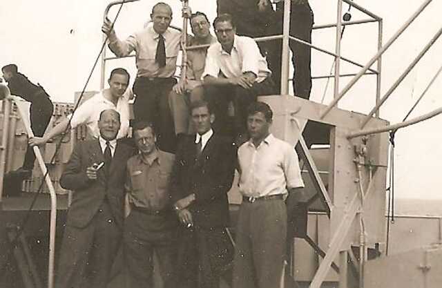 Victor Emanuel Kropveld staande links 1948.jpg