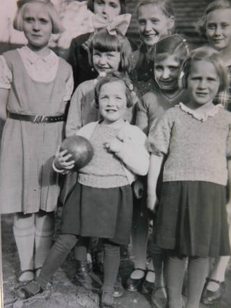 Wesermann, Ruth Lieselotte 3. von rechts.JPG