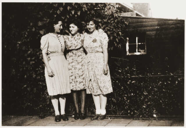 Betti Koppel (overleefde) and Irmgard Gunzburger stand with their arms around an unidentified friend - #25622.jpg