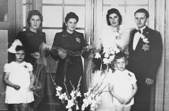 Efroim and Racla Sack-Rozen op hun trouwdag. Den Haag, 1942. #19299.jpg