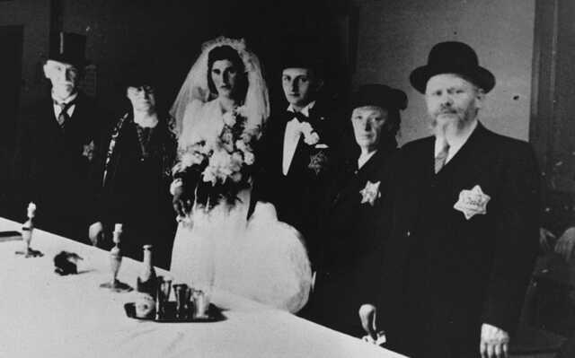 Efroim en Racla Sack-Rozen met wederzijdse ouders op hun trouwdag, 1942 Den Haag - #19300.jpg