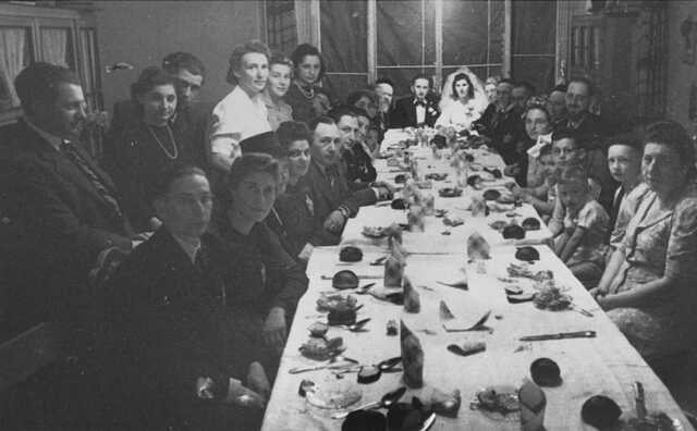Efroim en Racla Sack-Rozen op hun trouwdag met de gasten - #19304.jpg