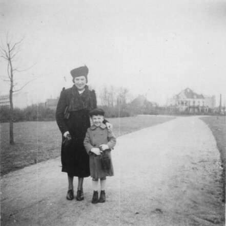 Else Blumenstein-Frankenstein met zoontje Heinz in Heijplaat - #31723 - Heinz overleefde, Else gepakt in onderduik, vader was in Dominicaanse Republiek.jpg