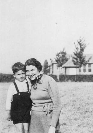 Else Blumenstein-Frankenstein met zoontje Heinz in Heijplaat - #31724.jpg