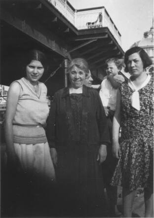 Ester Krell-Piperberg (midden) en Mania Kats-Krell (rechts) #38326.jpg