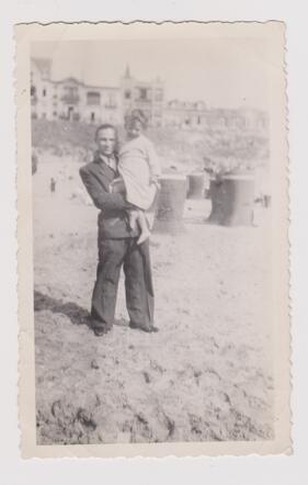 Henri Moscou (10) - op strand met neefje.jpg