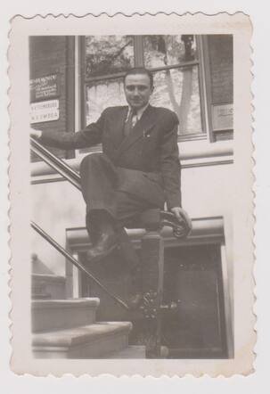 Henri Moscou (11) - voor zijn zaak aan de Keizersgracht, juni 1941.jpg