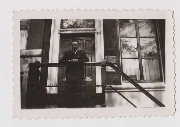 Henri Moscou (5) - voor zijn zaak aan de Keizersgracht, mei 1941.jpg
