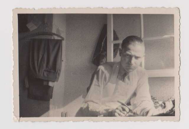 Henri Moscou (8) - in zijn atelier aan de Meerhuizenstraat in Amsterdam, juli 1940.jpg