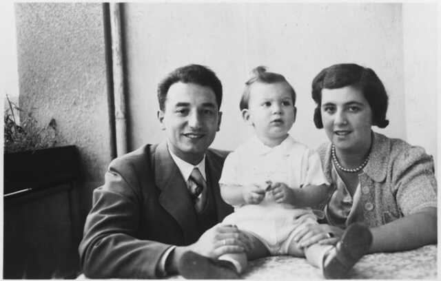 Joachim Hirsch met ouders #02599 aan boord vd St Louis.jpg