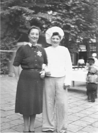 Lea Bleekveld in Poerim kostuum met Betsy Vromen-Snapper - #05797.jpg