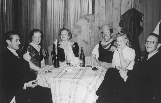 Otto Sluizer (rechts) en zus Hilde Verdoner-Sluizer (2e links) - #06574.jpg