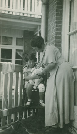 Rachel Melkman met dochters Siska en baby Betty - #81085.jpg