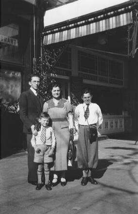 Salomon en Rosetta Voorzanger-Brandel met hun (stief)kinderen, aug 1938 Antwerpen - #56385.jpg