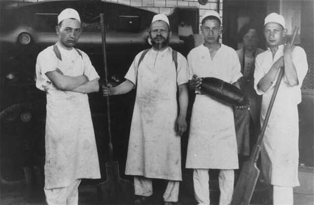 Salomon Sack recte Ram met zijn zoons Leib, Efroim en Oskar, bakkerij Den Haag, rond 1939 - #21115.jpg