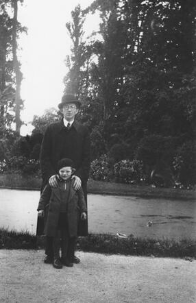 Salomon Voorzaznger met jongste zoontje Frits na begrafenis 1e vrouw Elisabeth Prins, 1934 - #56386.jpg