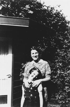 Therese Klau-Altheimer met overlevende dochter Ursula, rond 1940 - #28935.jpg