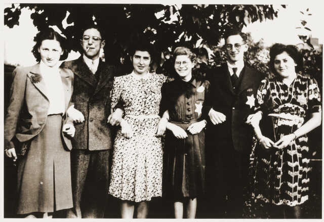 vlnr Betti Koppel (overleefde), Albert Gruenberg, Irmgard Gunzburger, onbekend, Jacob [Jacques] Koppel, onbekend - #25617 aug 1942 Zutphen.jpg