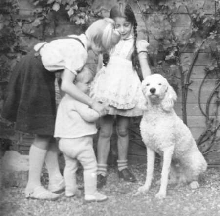 Dinah (Diny) van Rijs in the garden of the Klinkenberg family.
