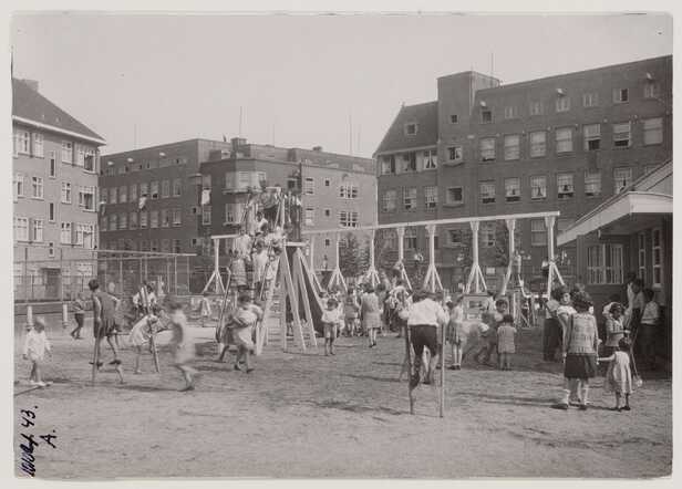 7) Speeltuin Pres. Brandstraat 1933.jpg