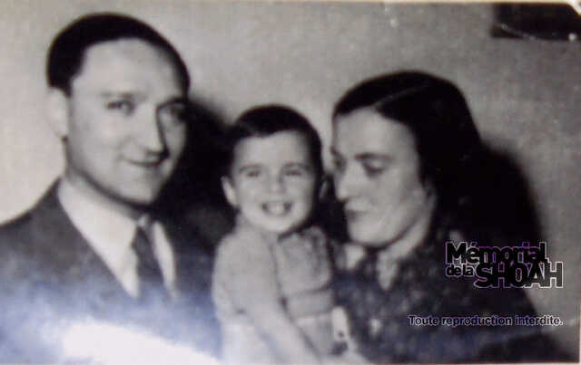 Leendert en Eva Pront-Parsser met hun zoontje, 1941.jpg