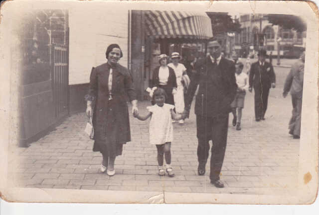 Bep, Annie, Izak op de Coolsingel, Rotterdam.jpg