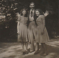 Abraham (Appie) Stodel in het midden en Chaja (Hella) Borzykowski rechts in 1941.jpg