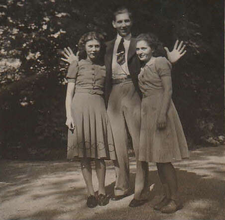 Abraham (Appie) Stodel in het midden en Chaja (Hella) Borzykowski rechts in 1941.jpg