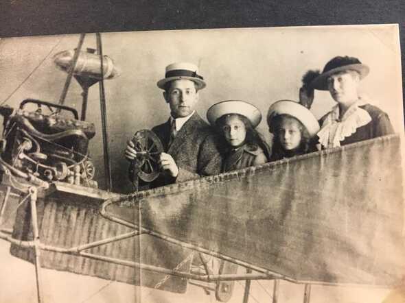 Leo en Lea de Leeuwe-van der Sluijs met hun tweelingdochters Annie en Sara.jpg