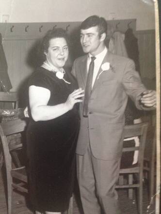 Henriette Brandon met zoon Jacob de Waard omstreeks 1960.jpg