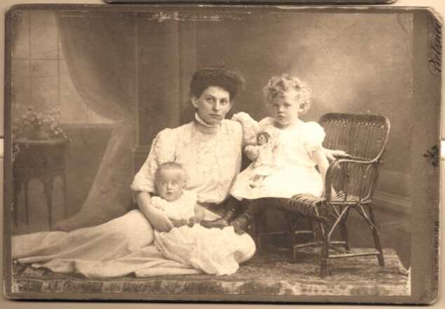Lony Rabl-Fraenkel met haar dochtertjes, 1909.jpg