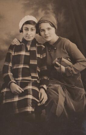 Links: Marianne Polak (1919)  Rechts: Sara (Sonja) Hamburger (1920)