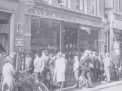Galanterieënzaak Van den Hove in de Langestraat 44 (1922).jpg