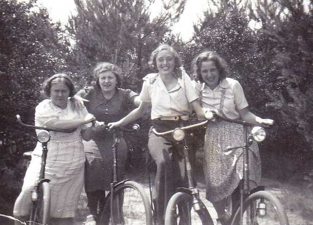 Chaja Wallinski (2nd left) and friends.