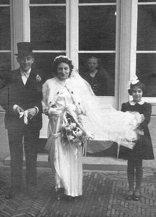 Wedding of Arnold Houtkruijer & Mirjam Wallinski with their brides maid Sara Wallinski.