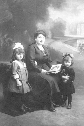Raatje Wallinski-Waterman with her daughters Chaja and Mirjam.